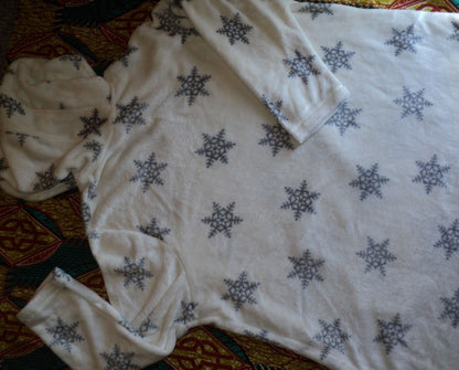 Dreams & Co. Plus Size Ivory Snowflake Plush A-Line Hooded Lounger Size 3X-30/32