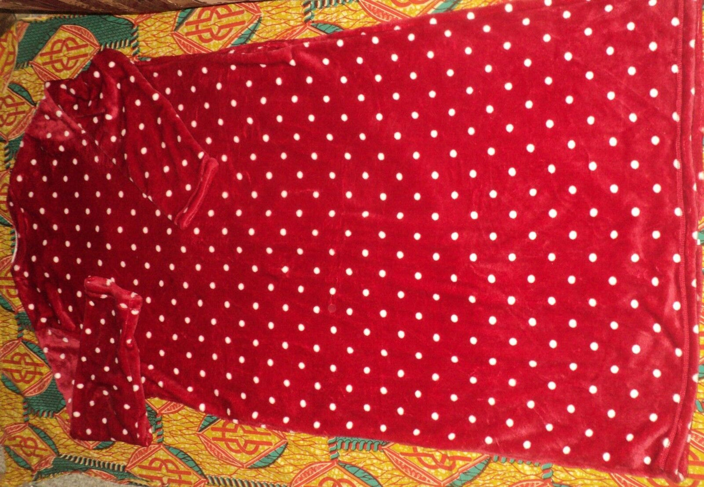 Dreams & Co. Plus Size Classic Red Dots Microfleece Robe Size M(14/16)